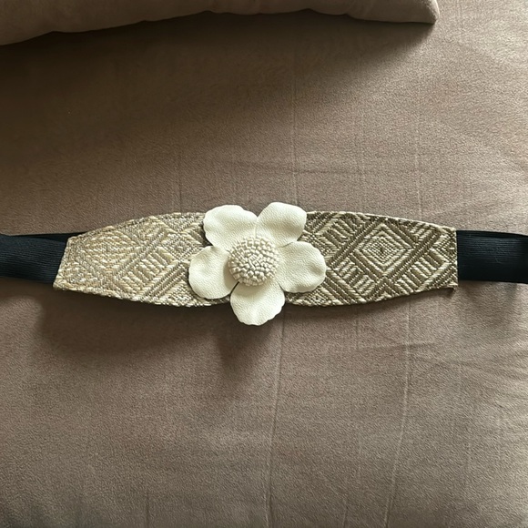 Elastic Belt with Faux Leather Flower - Picture 1 of 4